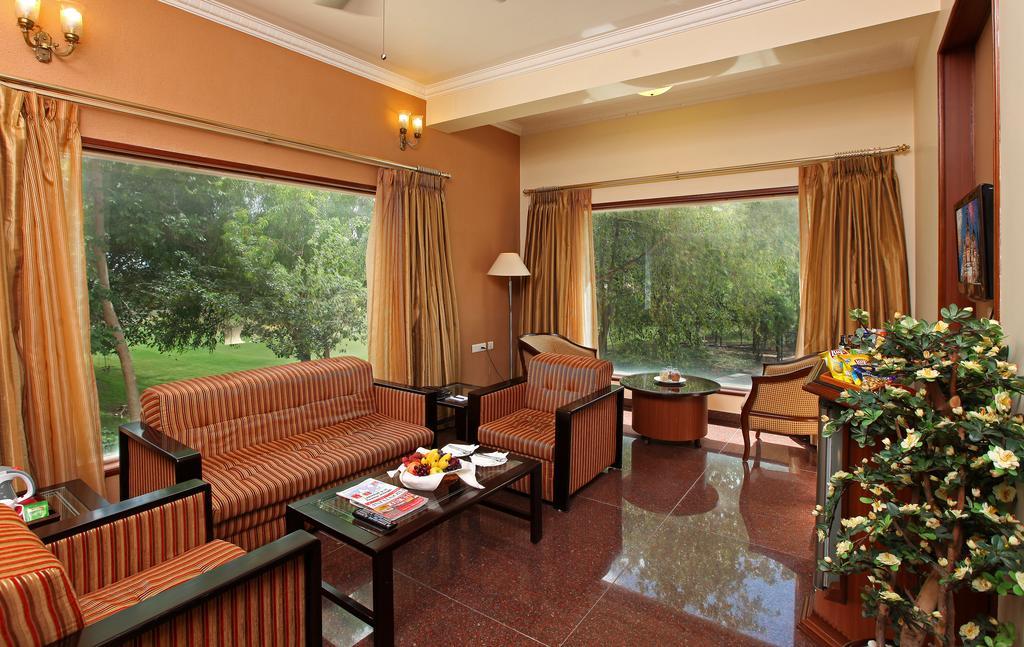 Eagleton - The Golf Resort Bidadi Phòng bức ảnh